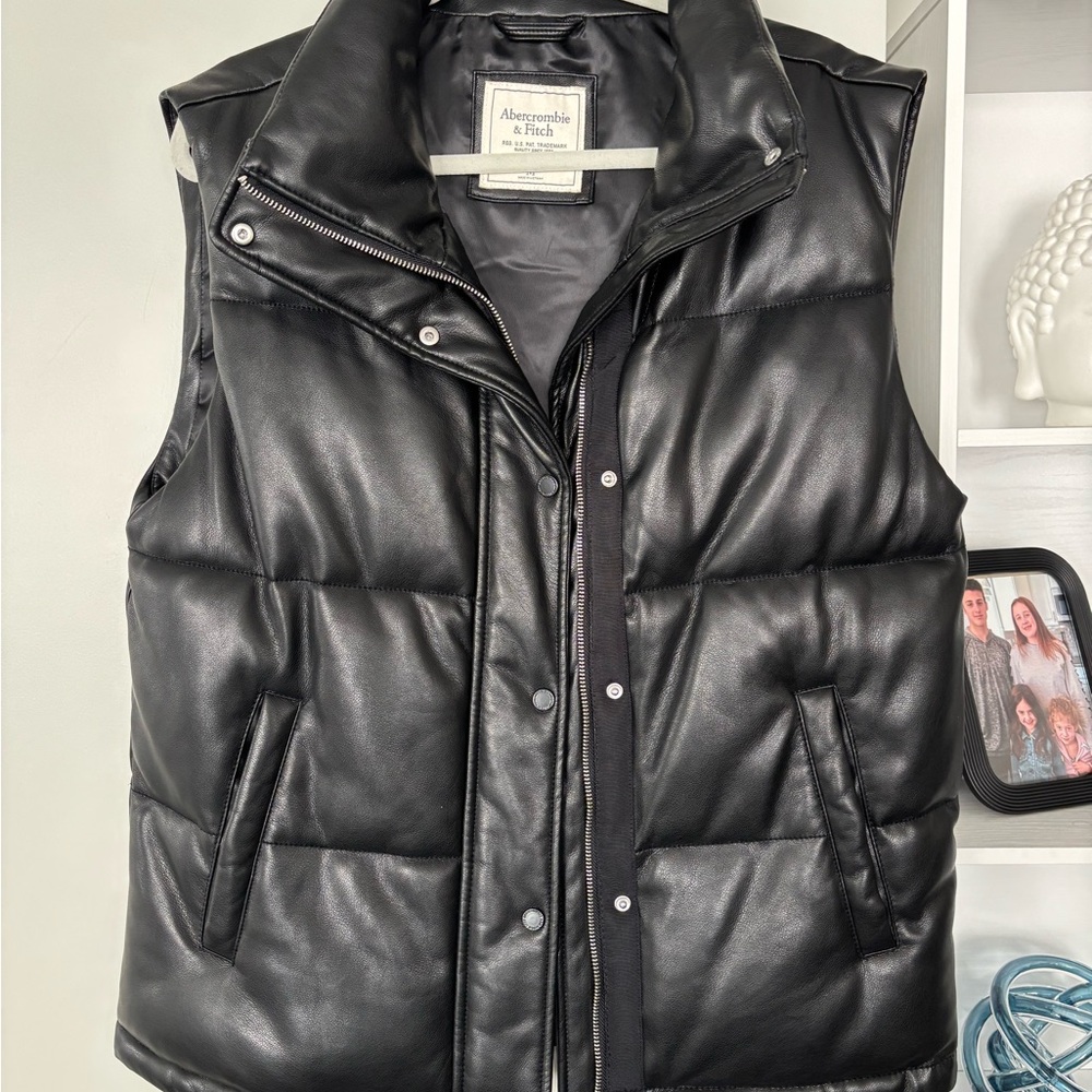 Abercrombie & Fitch Sleek Black Puffer Vest